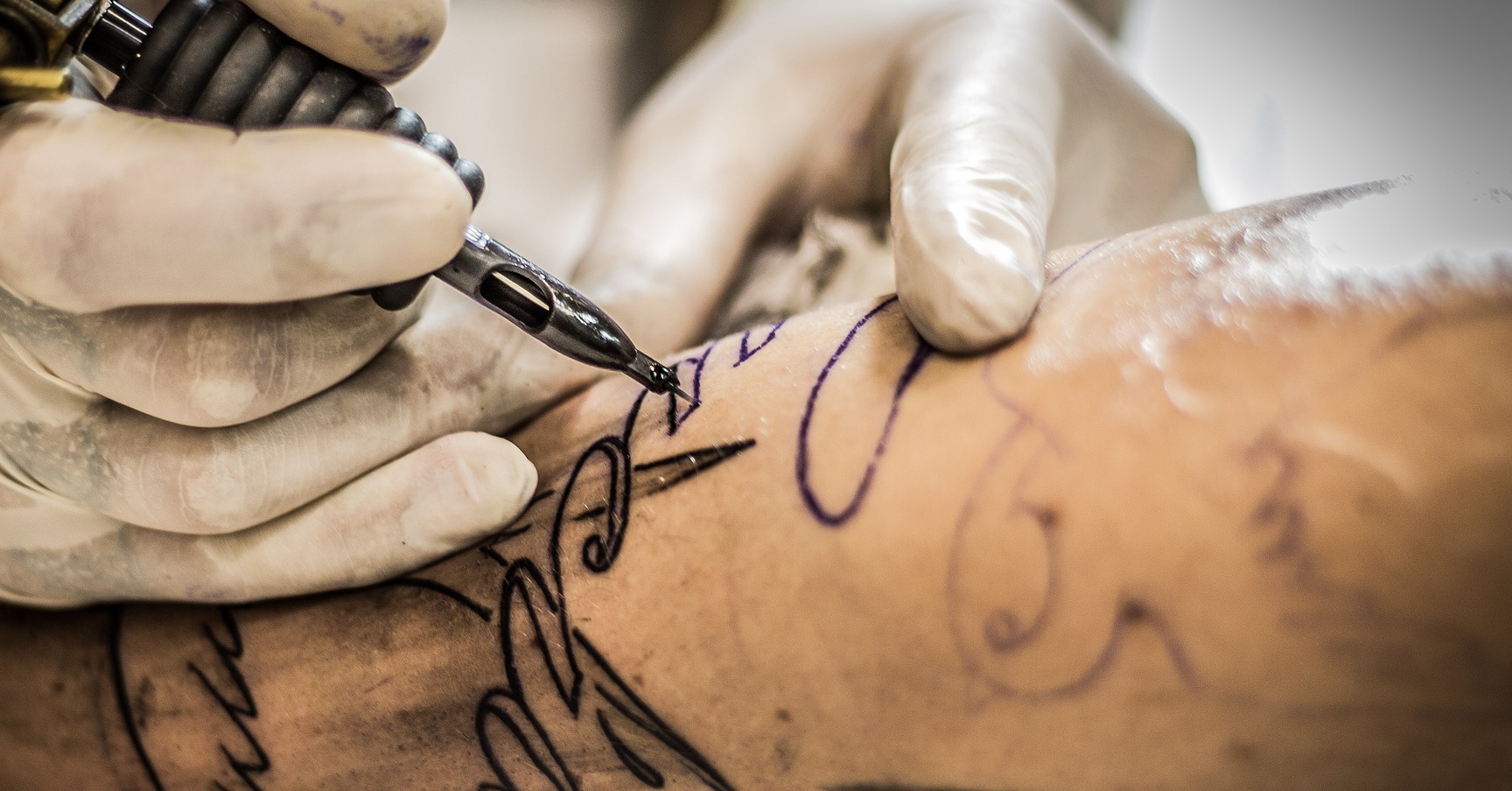 Sí, una persona con tatuajes puede donar sangre (pero en España tiene que esperar cuatro meses desde que se los hizo) · Maldita.es - Periodismo para que no te la cuelen