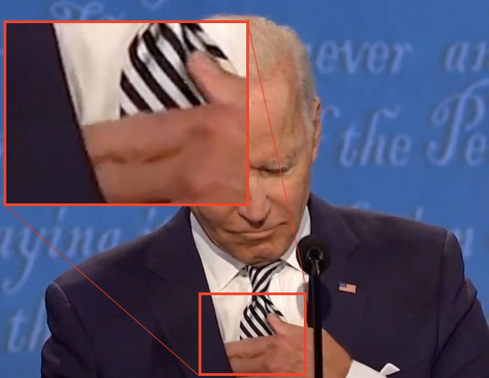 Imagen en la que se ve a Joe Biden metiéndose la mano en la americana, formando así un pliegue.