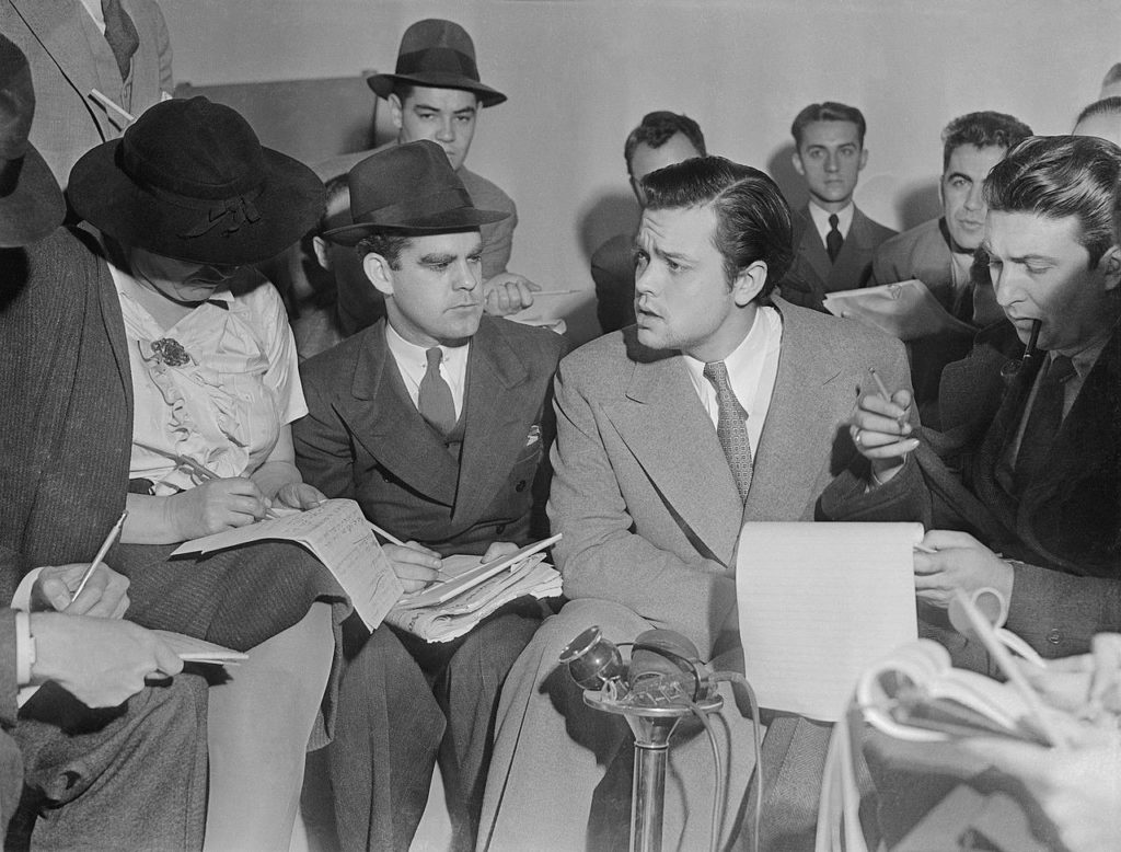 Orson Welles reunido con la prensa un día después de la emisión de 'La Guerra de los Mundos'.