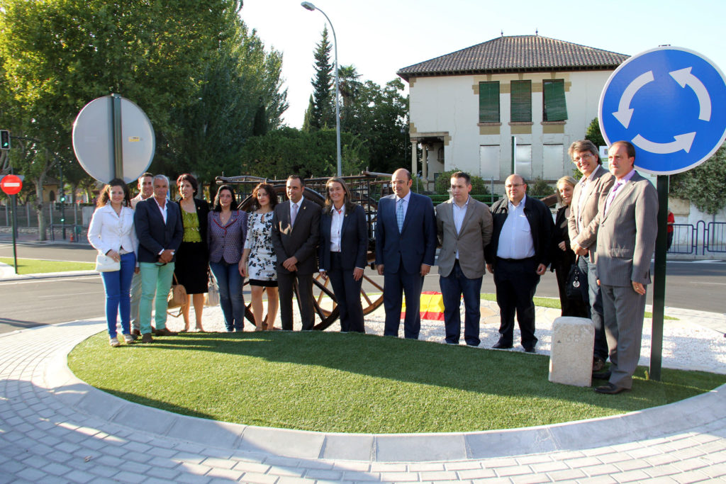 Imagen de 14 cargos públicos locales y provinciales inaugurando una rotonda en Alhendín (Granada)