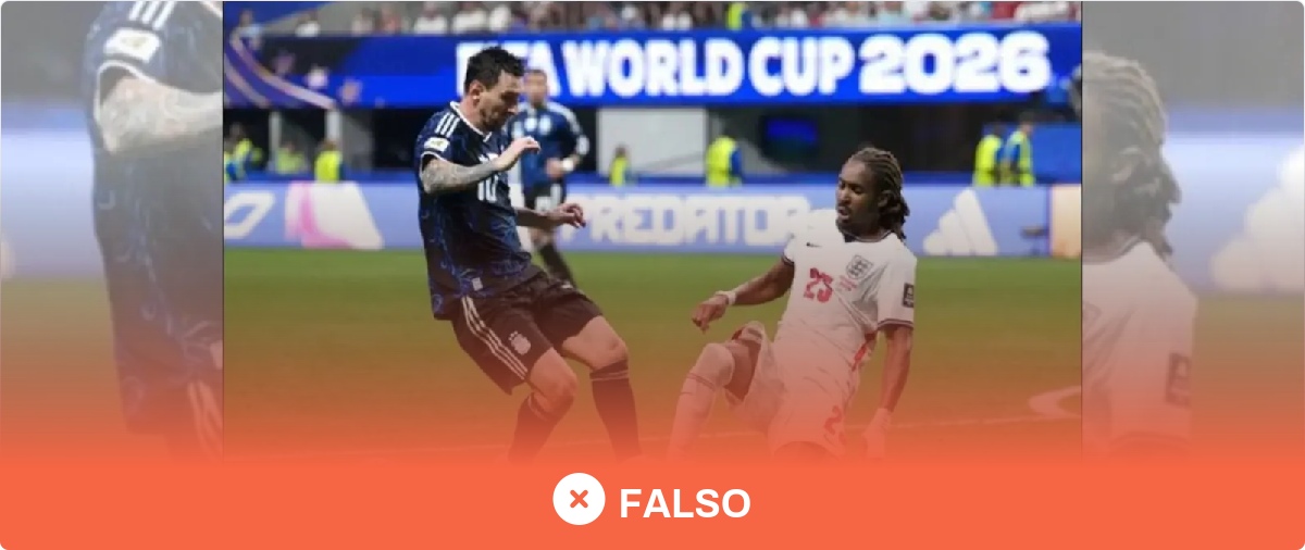 No, esta imagen de Messi pisando a Djed Spence en la jugada del segundo gol de Argentina ante Inglaterra en el Mundial no es real: está manipulada