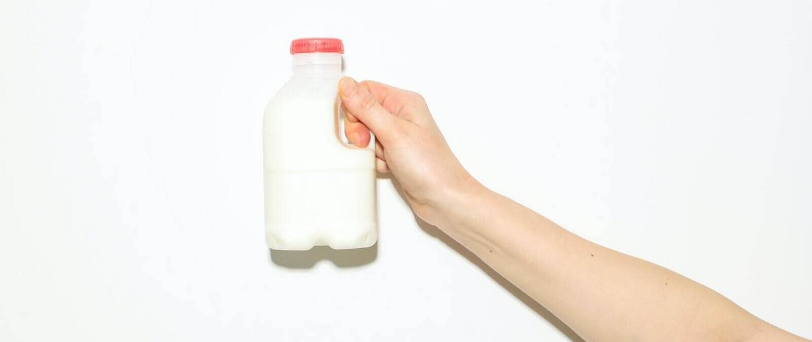 La leche, ¿dentro o fuera de nevera? Depende del tipo de tratamiento que ha recibido y de si el envase está abierto o cerrado · Maldita.es - Periodismo para que no
