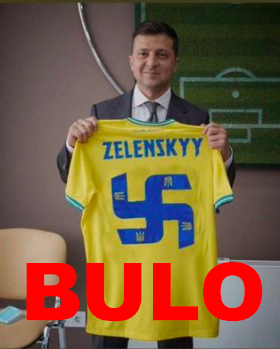 presidente ucraniano sujetando una camiseta con símbolo nazi