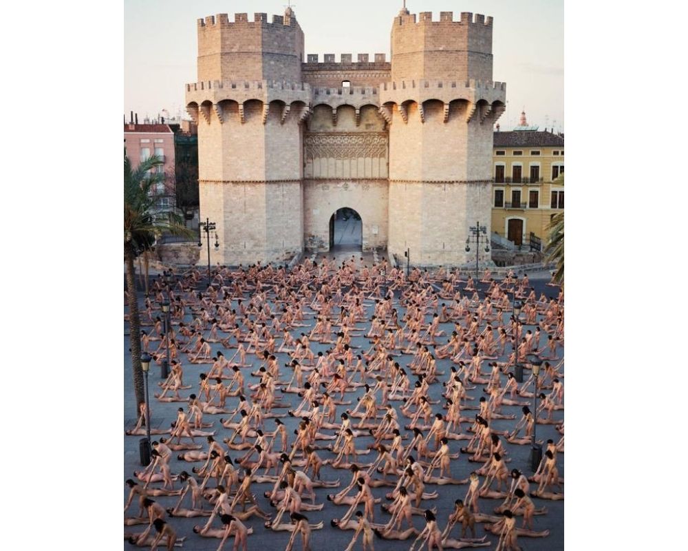 El vídeo de una acción artística en Valencia con mujeres desnudas corriendo  que se utiliza frecuentemente para desinformar · Maldita.es - Periodismo  para que no te la cuelen