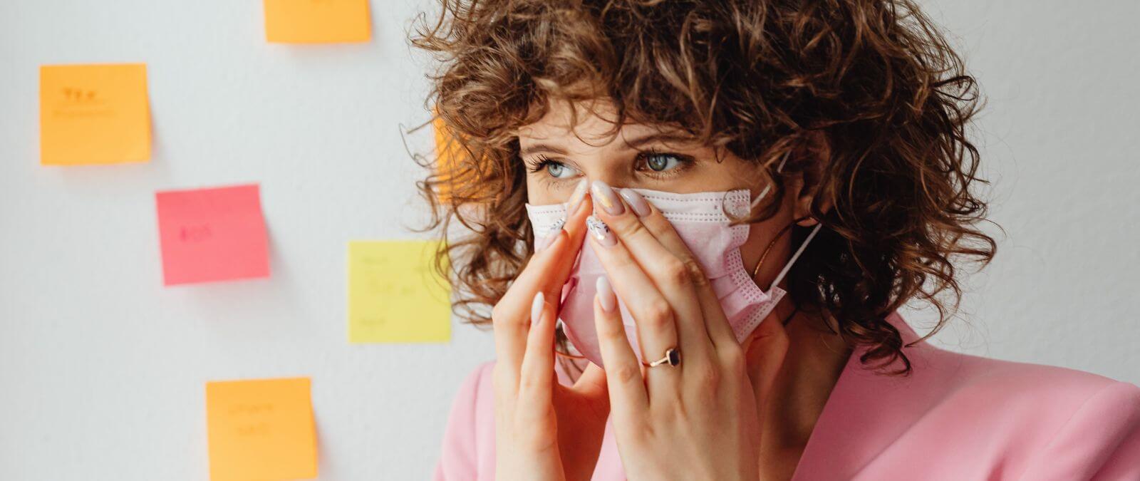 El uso de mascarilla si tienes síntomas o eres positivo en COVID-19 o gripe A
