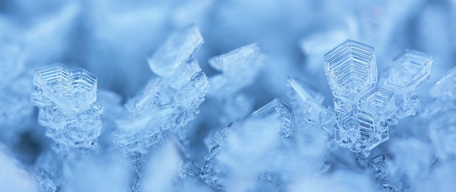 Ciencia para pasar el invierno: ¿Sabías por qué los copos de nieve son  simétricos y hexagonales?